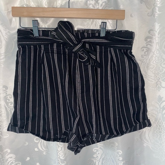 ardene medium black and white paper bag shorts 🖤 - Picture 1 of 4